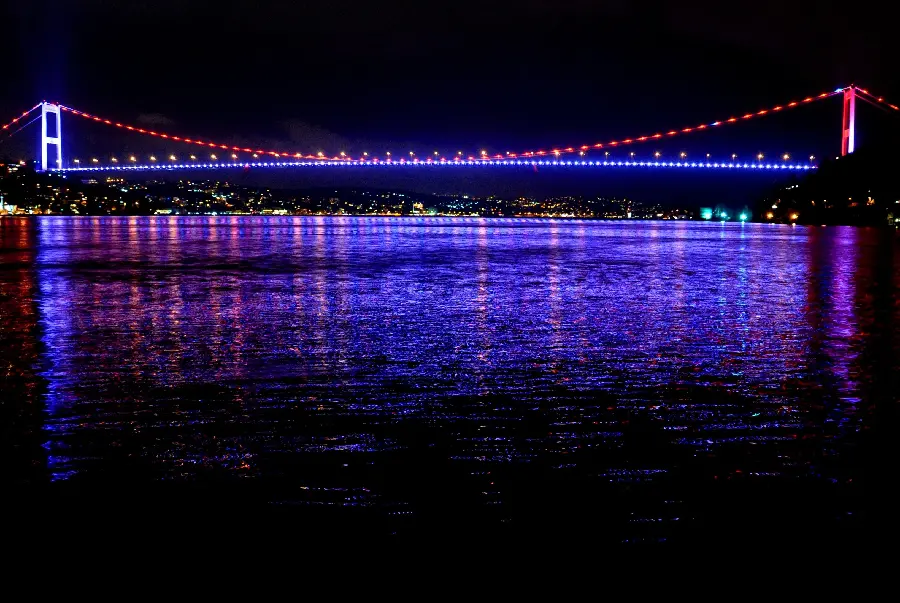 Download desktop background image of a beautiful and famous bridge with neon lights 