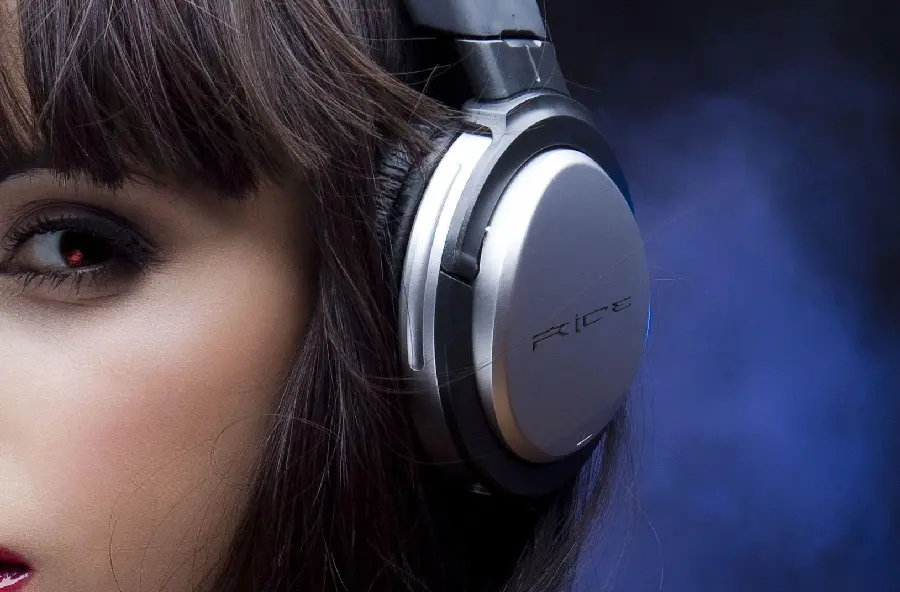 Girls Headphones Wallpaper