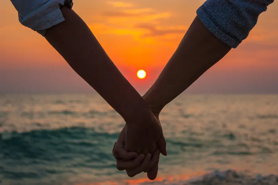 Download a picture of intertwined romance and the knot of fate of hands