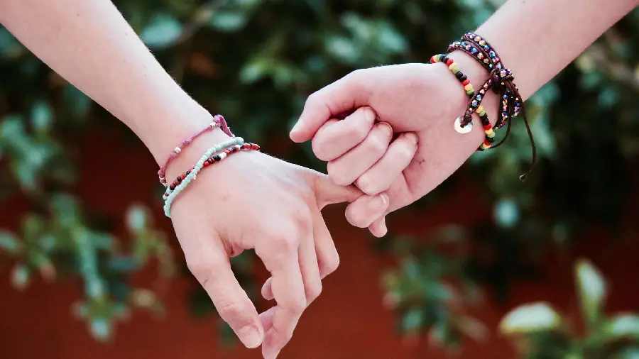 Download a different picture of a couple holding hands in nature