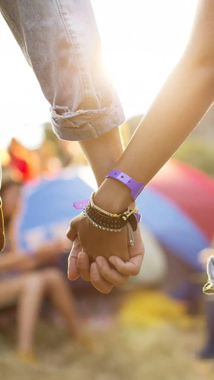 Download wallpaper of intertwined romance