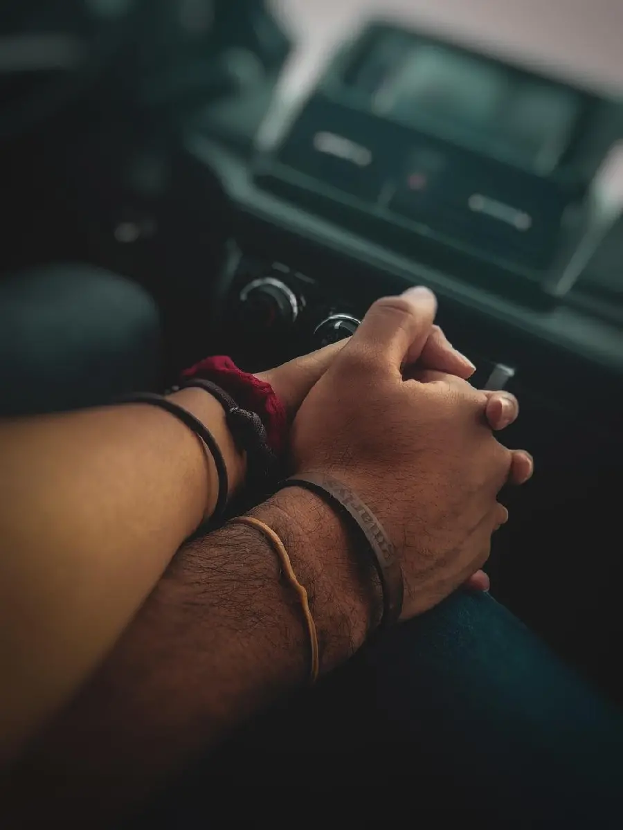 Download a photo of beautiful couples and their loving hands