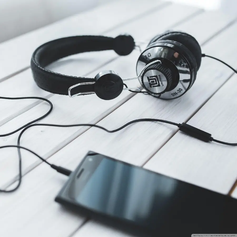 Black and White Headphones Wallpaper for Desktop