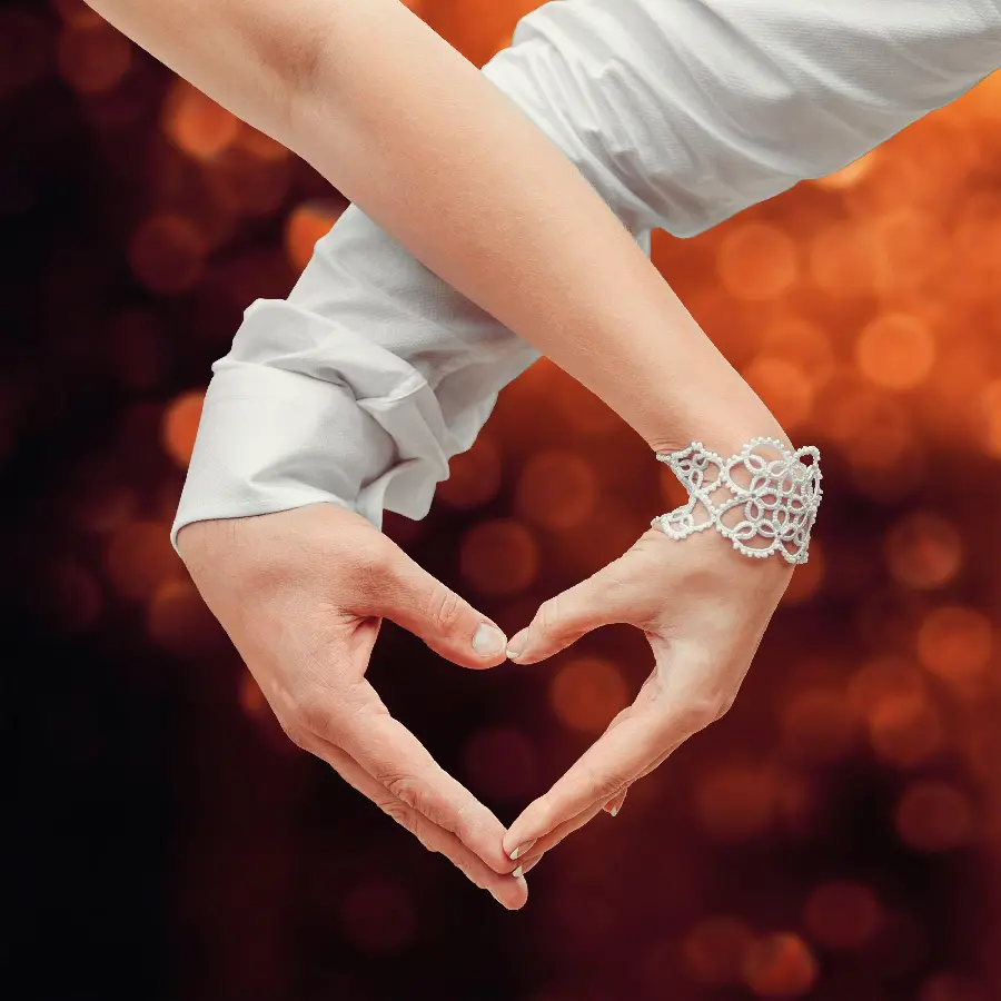 Wedding photography wallpaper made by the hands of the bride and groom