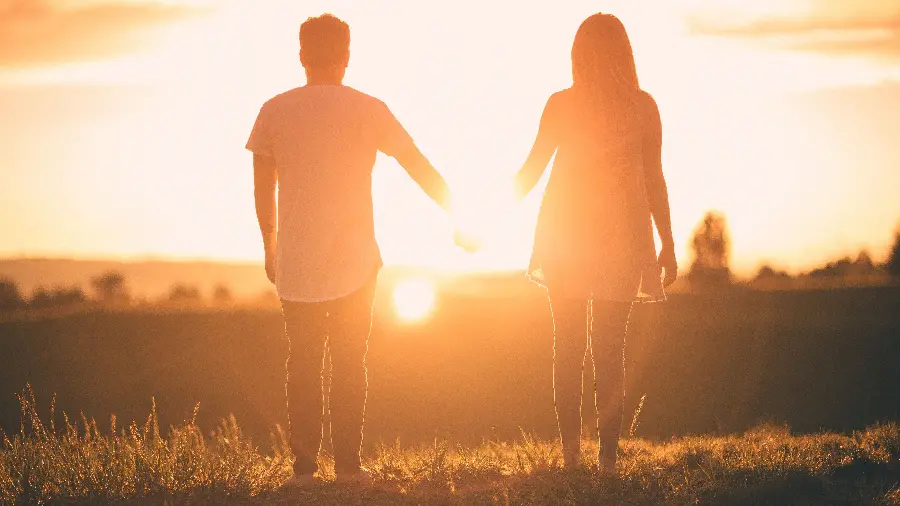 Download wallpaper of a couple walking at sunrise