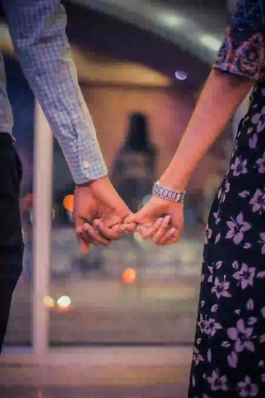 Download romantic background for mobile and Windows of lovers' hands 
