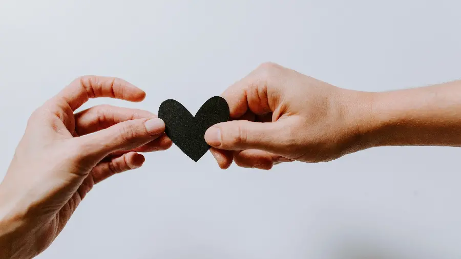 Download background of hands of love for lovers' profiles
