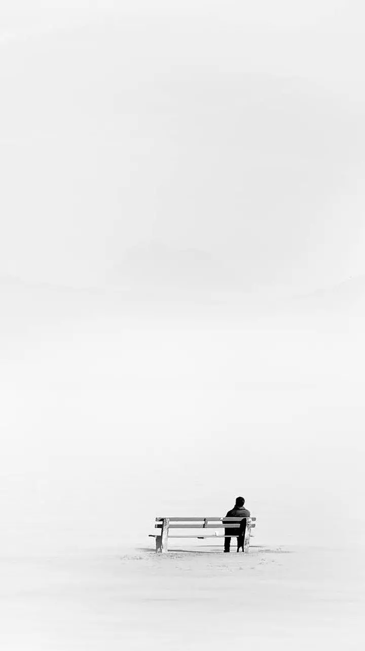 A special and different picture in black and white, suitable for a phone background