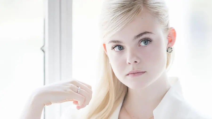 Download wallpaper for computer of actress Elle Fanning