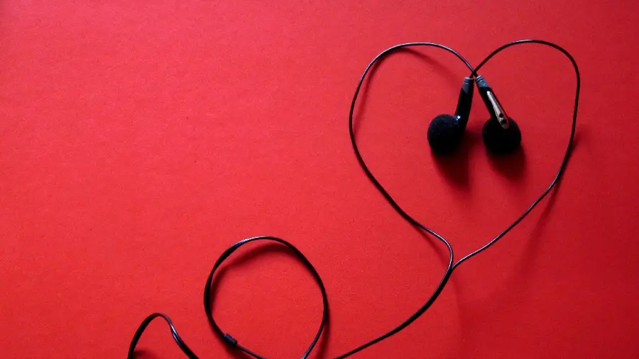 Download Stylish and Modern Heart Headphone Wallpaper