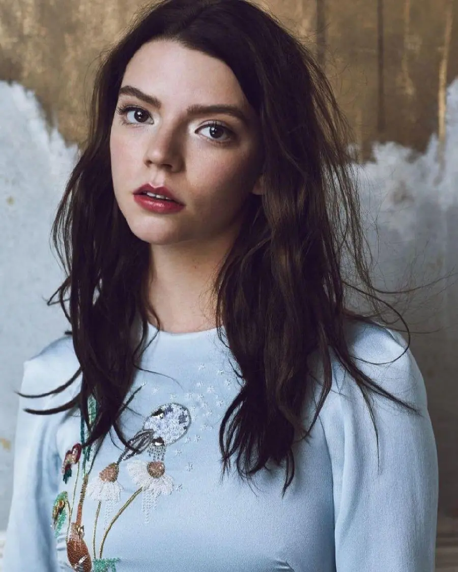 Download 4K quality photos of the famous actress Anya Taylor-Joy
