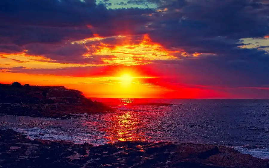 Download a picture of an infinitely beautiful sunrise in the blue sea 
