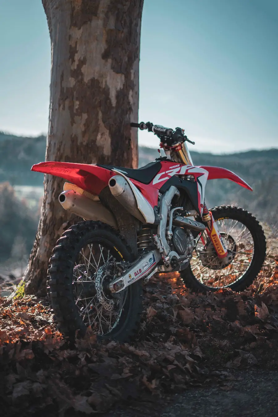 Wallpaper Honda CRF 250 engine in muddy ground