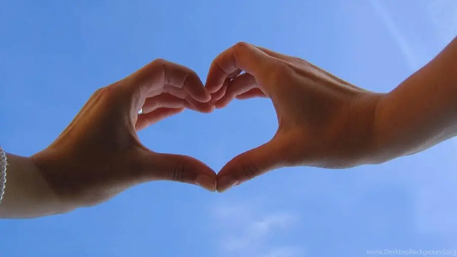 Download a picture of a heart made by the hands of two beautiful and attractive lovers