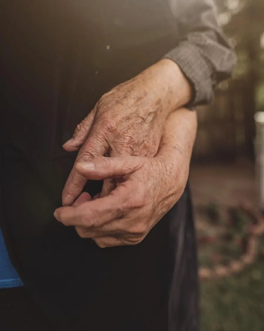 Download wallpaper and mobile background photo of hands that have not been separated for many years of love