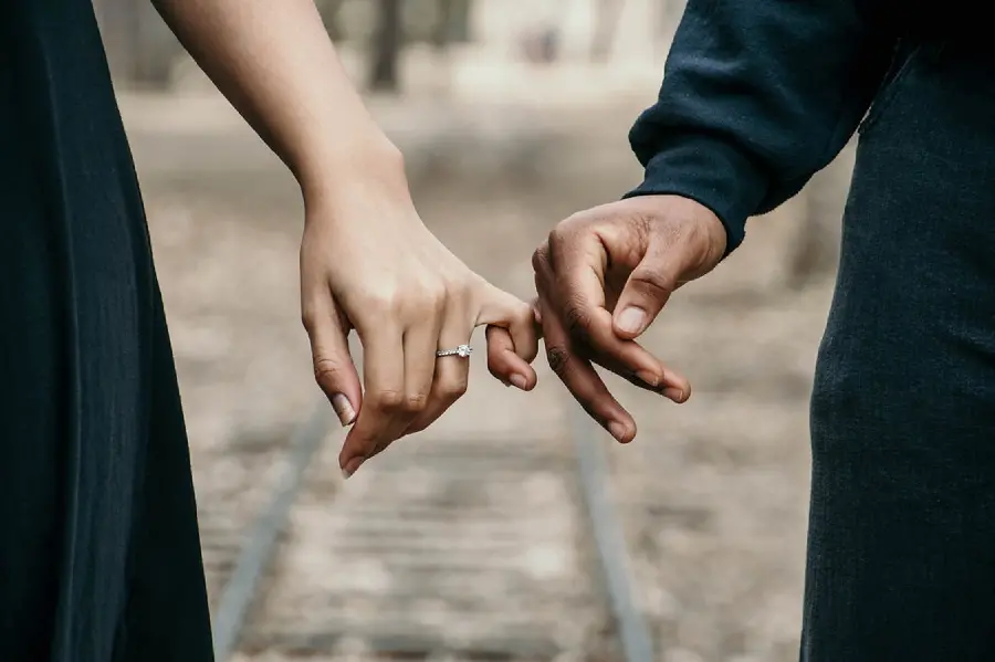 Download mobile background for setting of hands held together by couples