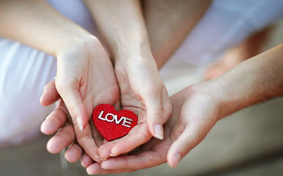 Download mobile background of hands tied together in love