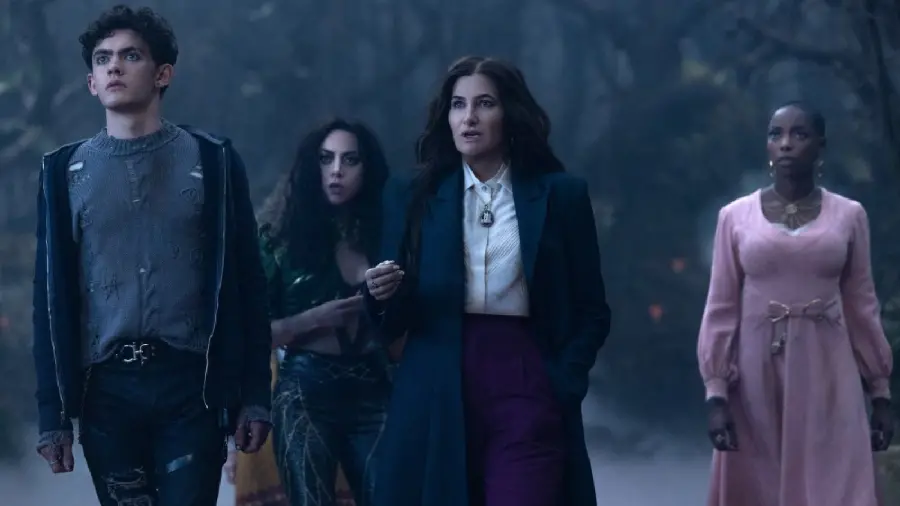 Photos of the actors of the Agatha series, full length