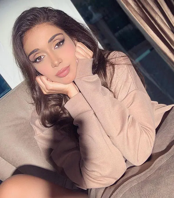 Elnaz Golrokh Iranian model and beauty blogger abroad image