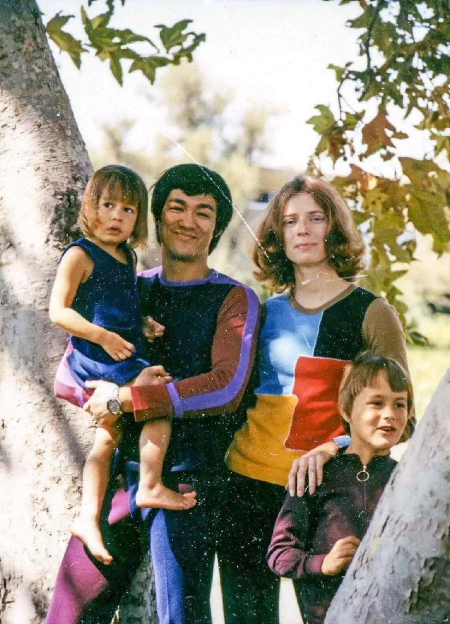 Beautiful Bruce Lee Family Photo Wallpaper