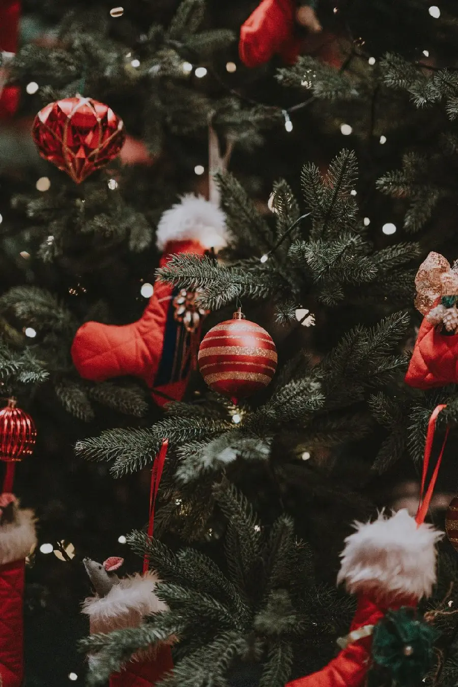 Decorated Christmas tree wallpaper for 2022 in HD quality