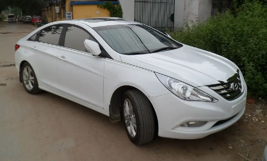 White Hyundai Sonata Background Photo