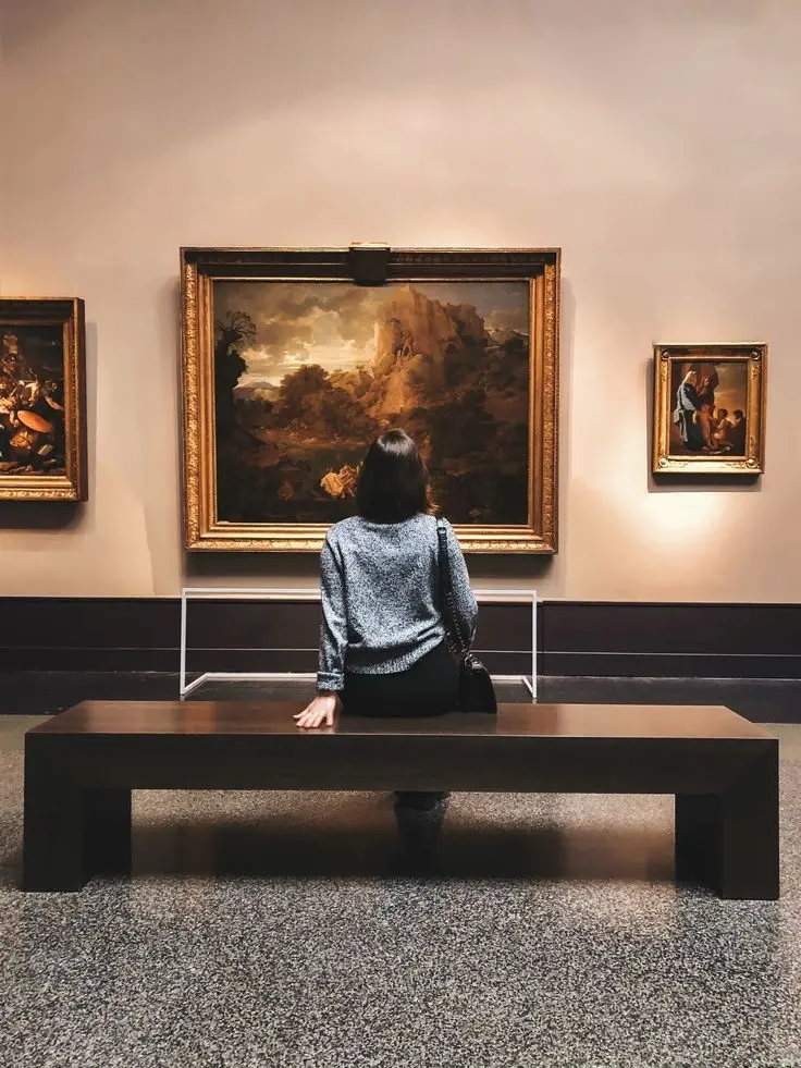 HD Photo of Girl in Museum for Artistic People Profile