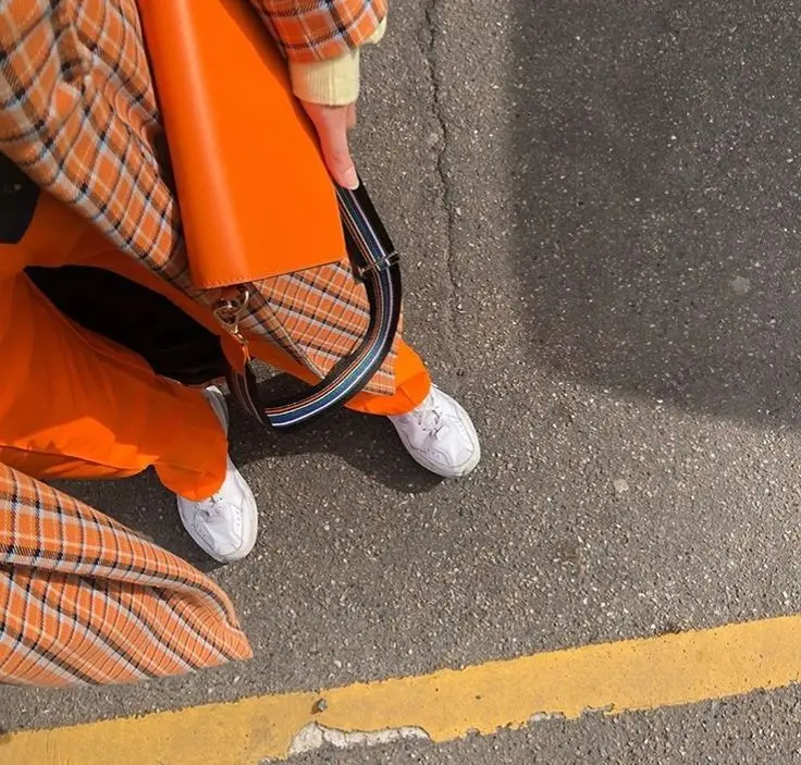 Stylish orange outfit picture for girls profiles in trendy design