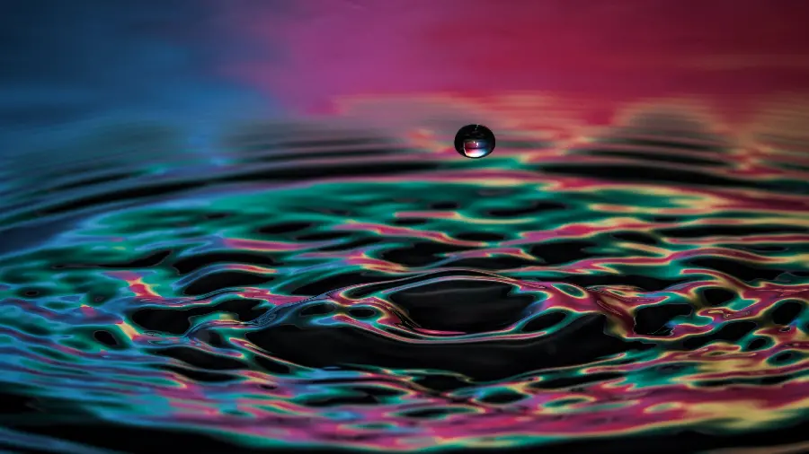 Wallpaper of water drop and waves in spectacular 4K quality