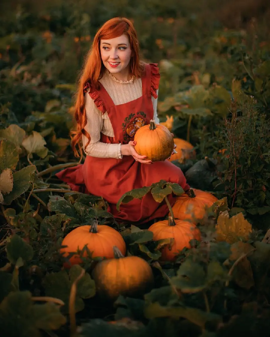 Download model pose in pumpkin field with grass