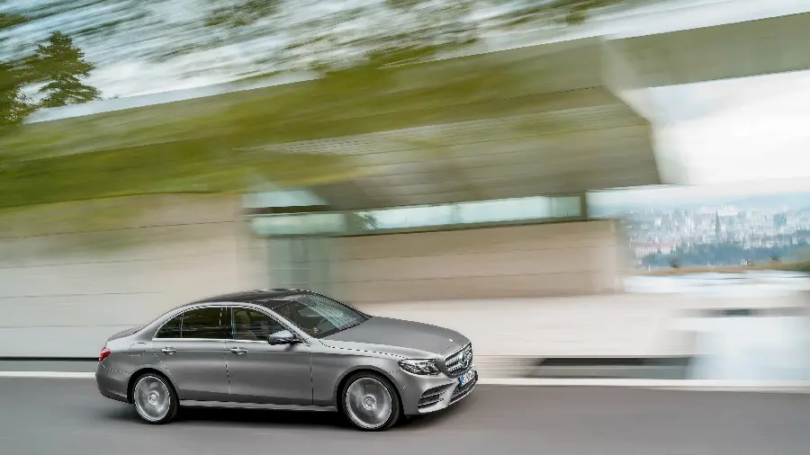 Mercedes-Benz E400 sedan photo stylish design sporty appearance