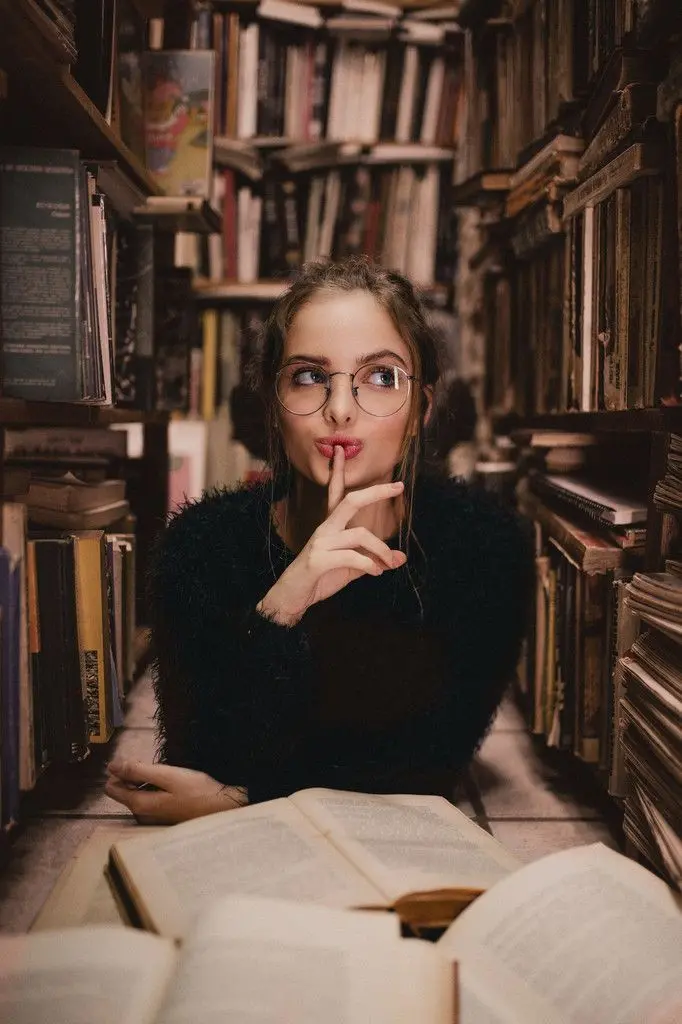 Feminine study photography poses reference for virtual learning
