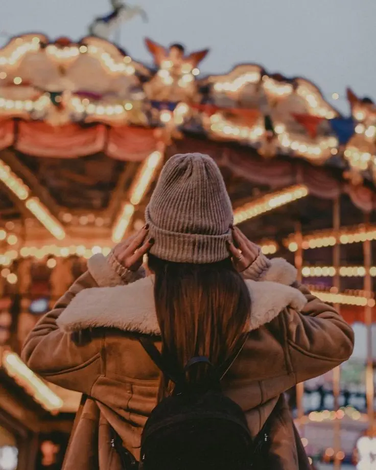 Girl back view at amusement park premium quality profile picture