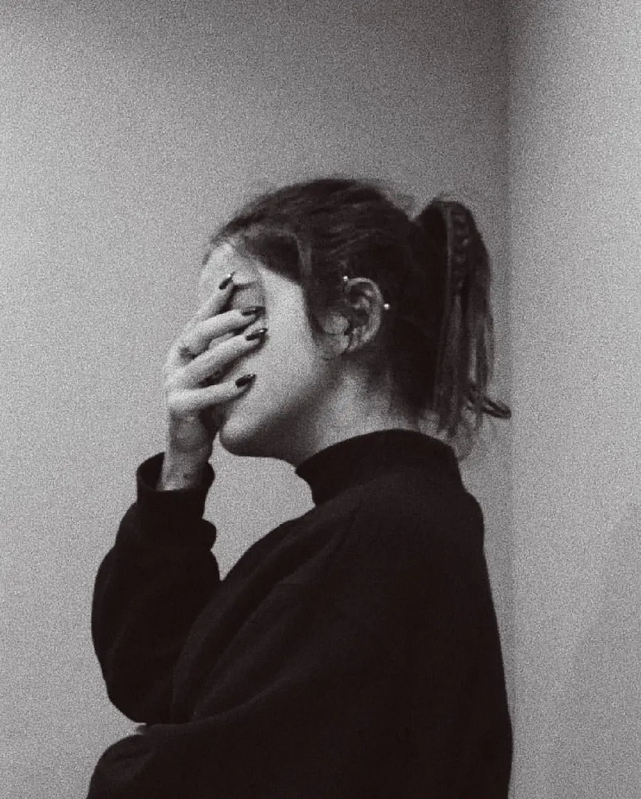 Sad mood girl photography poses emotional reference