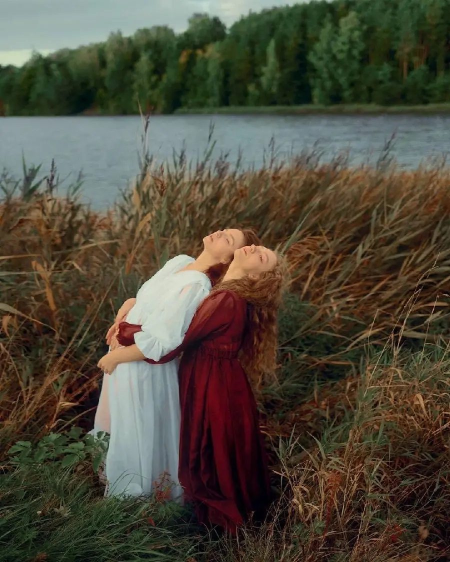 Hugging style girls photography poses for duo portraits