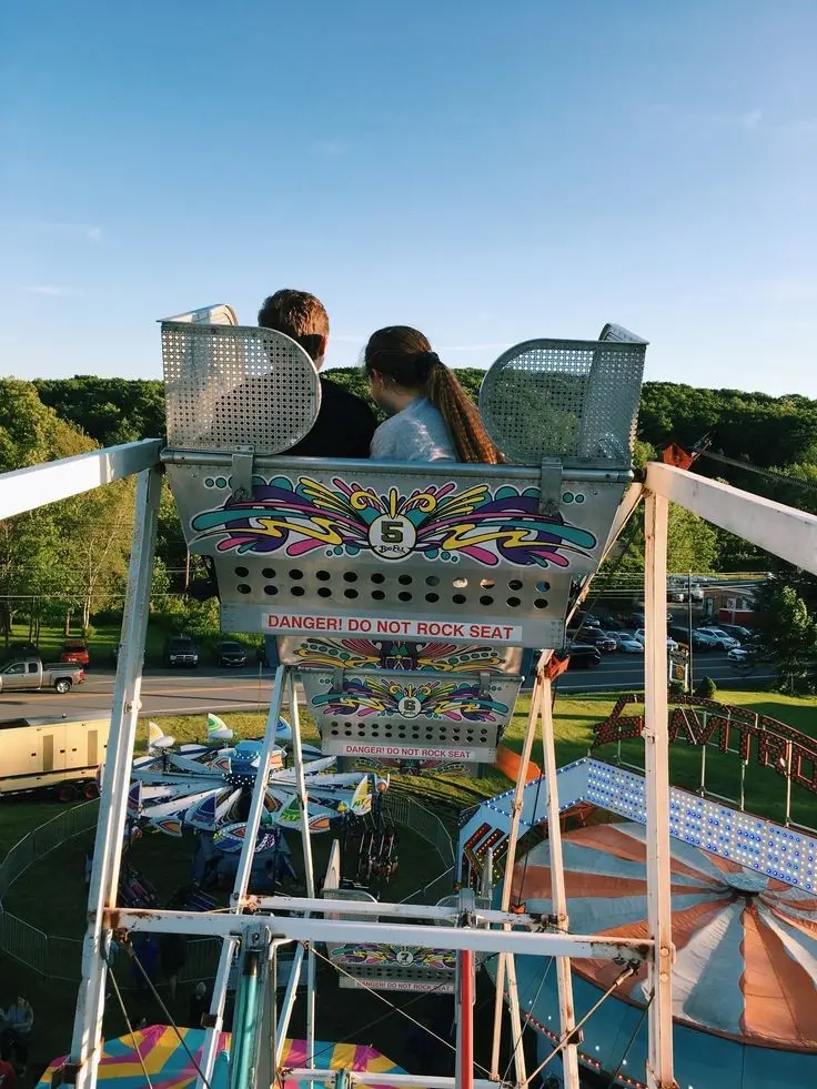 New HD couple amusement park cool exciting profile picture