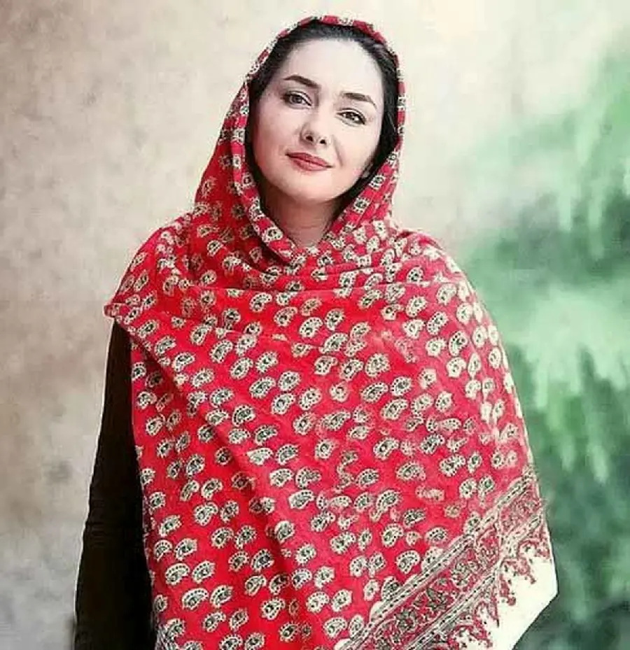 Hanieh Tavassoli With Red Scarf Wallpaper Background