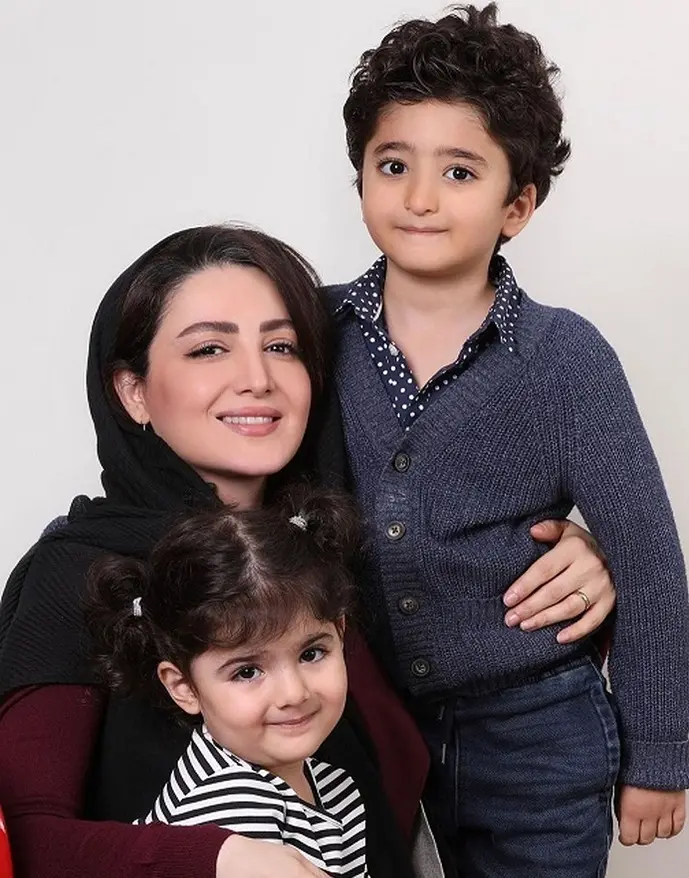 Shila Khodadad With Her Children Family Photo HD
