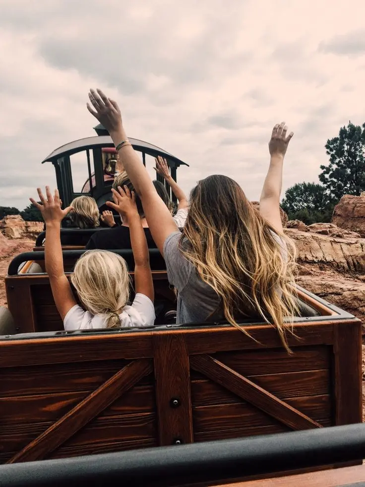 Girl back view at amusement park profile picture download