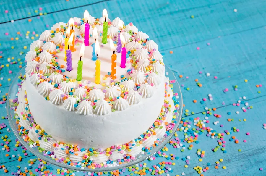 Simple and Elegant Birthday Cake Photo for Instagram