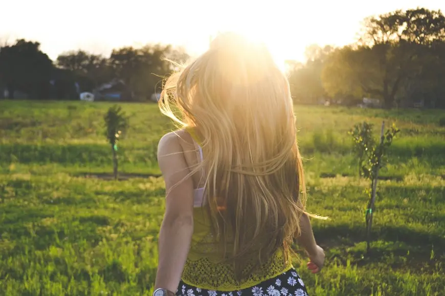 Natural faceless girl profile picture back view 2022