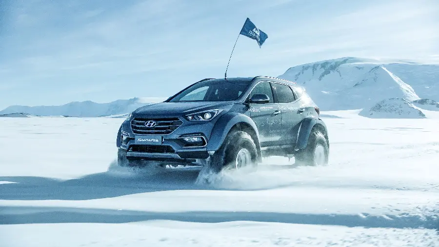 Sporty version Hyundai Santa Fe action image