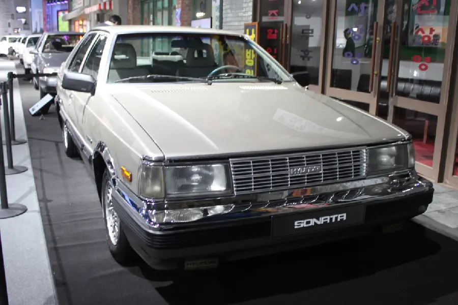 Old Hyundai Sonata Car Photo Premium