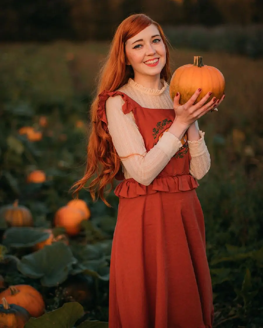 Download creative pumpkin photography pose