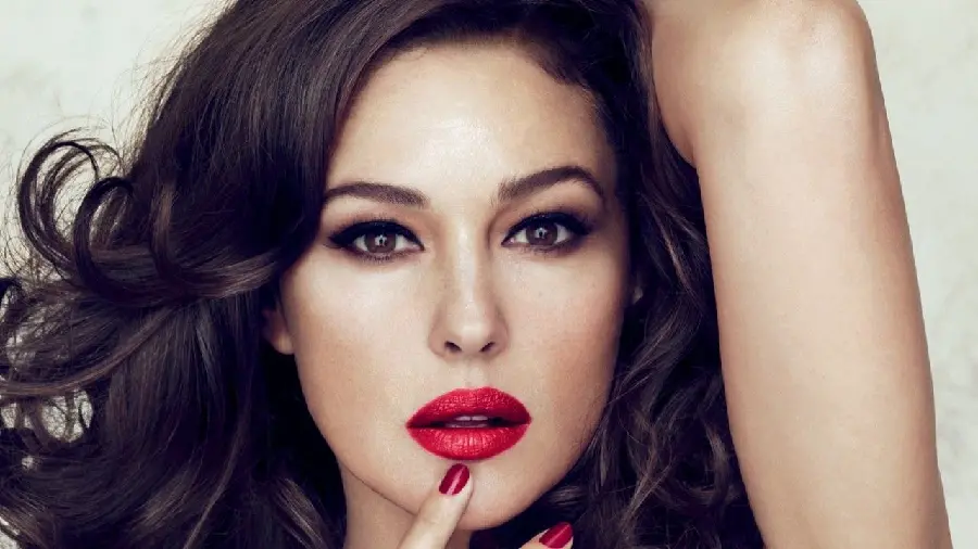Monica Bellucci High-Quality Wallpaper