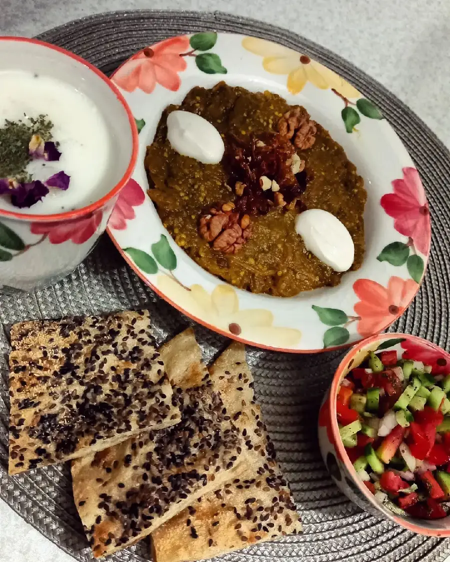 Download charming photos of Kashk e Bademjan garnishes