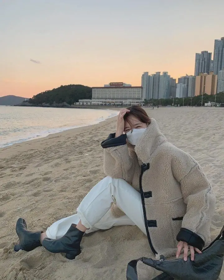 Cute and funny Korean girl profile picture for WhatsApp