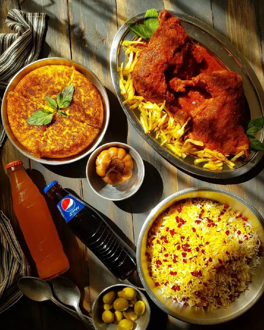 Restaurant style barberry rice with chicken premium photo