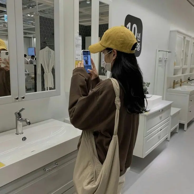 Cool and sporty Korean girl in store profile picture in HD