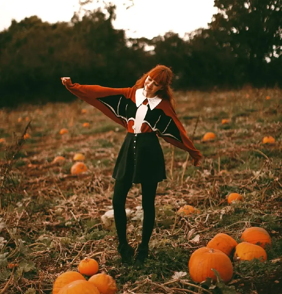 Natural outdoor photography pose with pumpkins